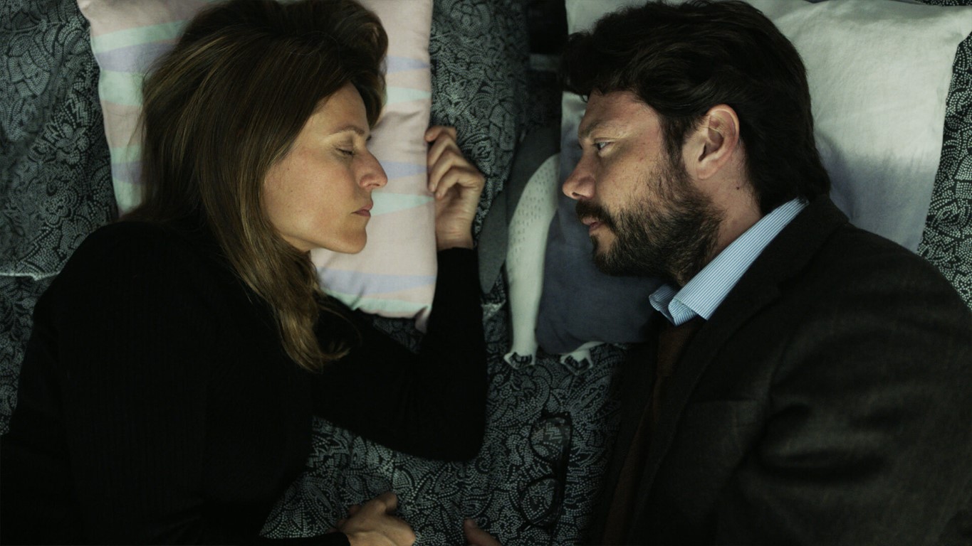 Ãlvaro Morte and Itziar Ituño in La casa de papel (2017)