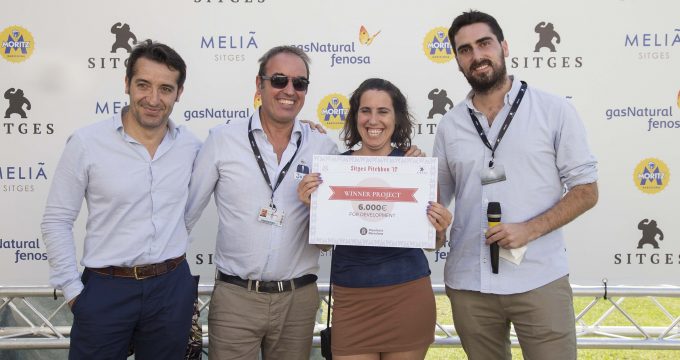 Florencia Larrea recoge el premio Sitges Pitchbox que recibió el año pasado por el proyecto The Monster Within